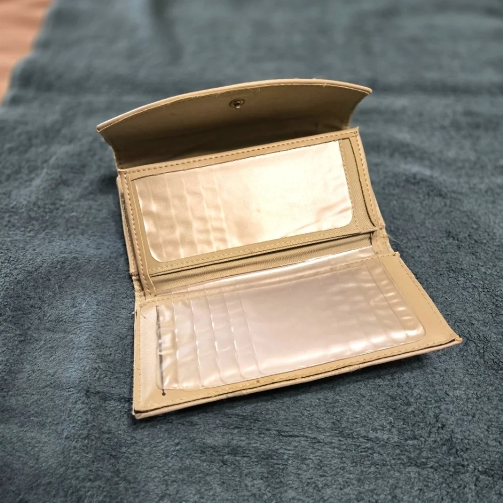 Genuine Leather Wallet Light Tan Color Gently Used with Kisslock Coin Purse - Picture 5 of 7